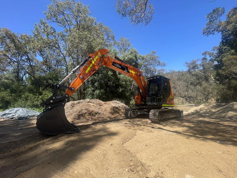 Gidge Civil excavator at work cutting into rock on a Perth Hills site